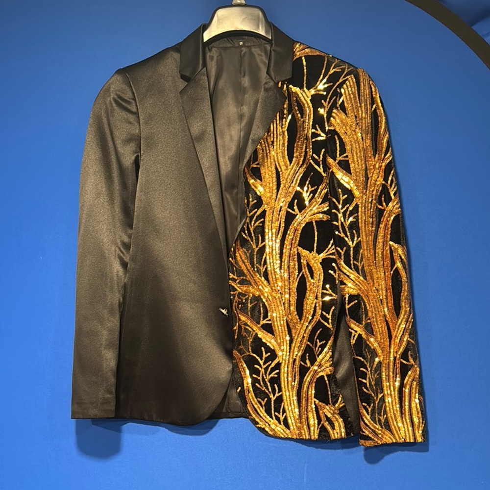 Elegant Black and Gold Men's Blazer size XS. Worn for one night.